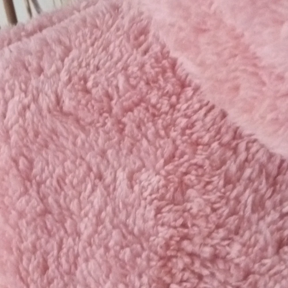 Furry pink sweater size small - Picture 3 of 4